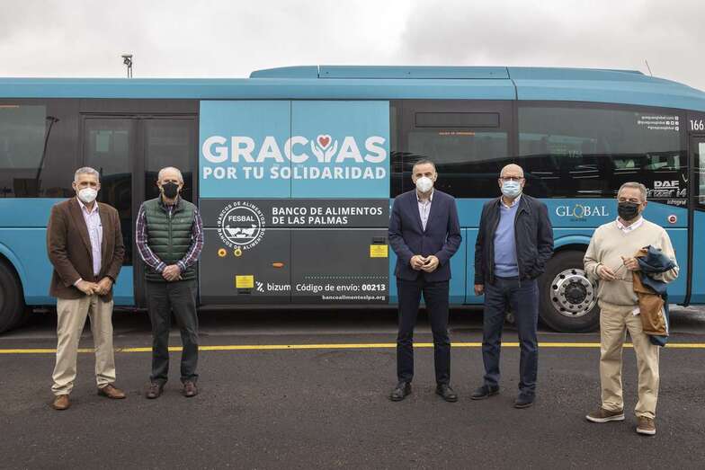 Presentación de la campaña rotulada en una guagua de Global / TA